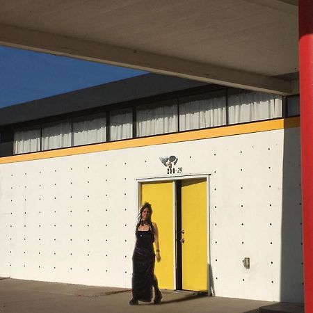 Space Castle: A 1950S Gas Station Transformed Into An Art Themed Wonderland 트루스오어콘시퀀시스 외부 사진