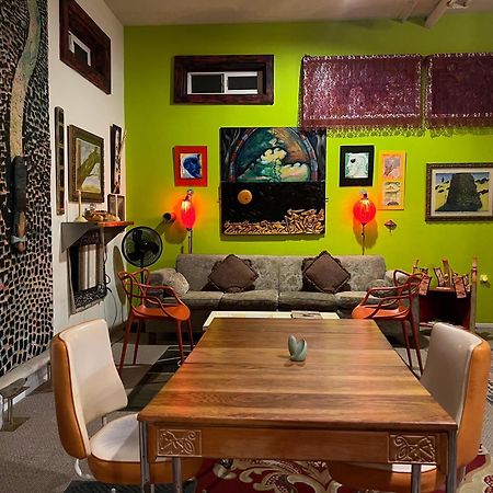Space Castle: A 1950S Gas Station Transformed Into An Art Themed Wonderland 트루스오어콘시퀀시스 외부 사진