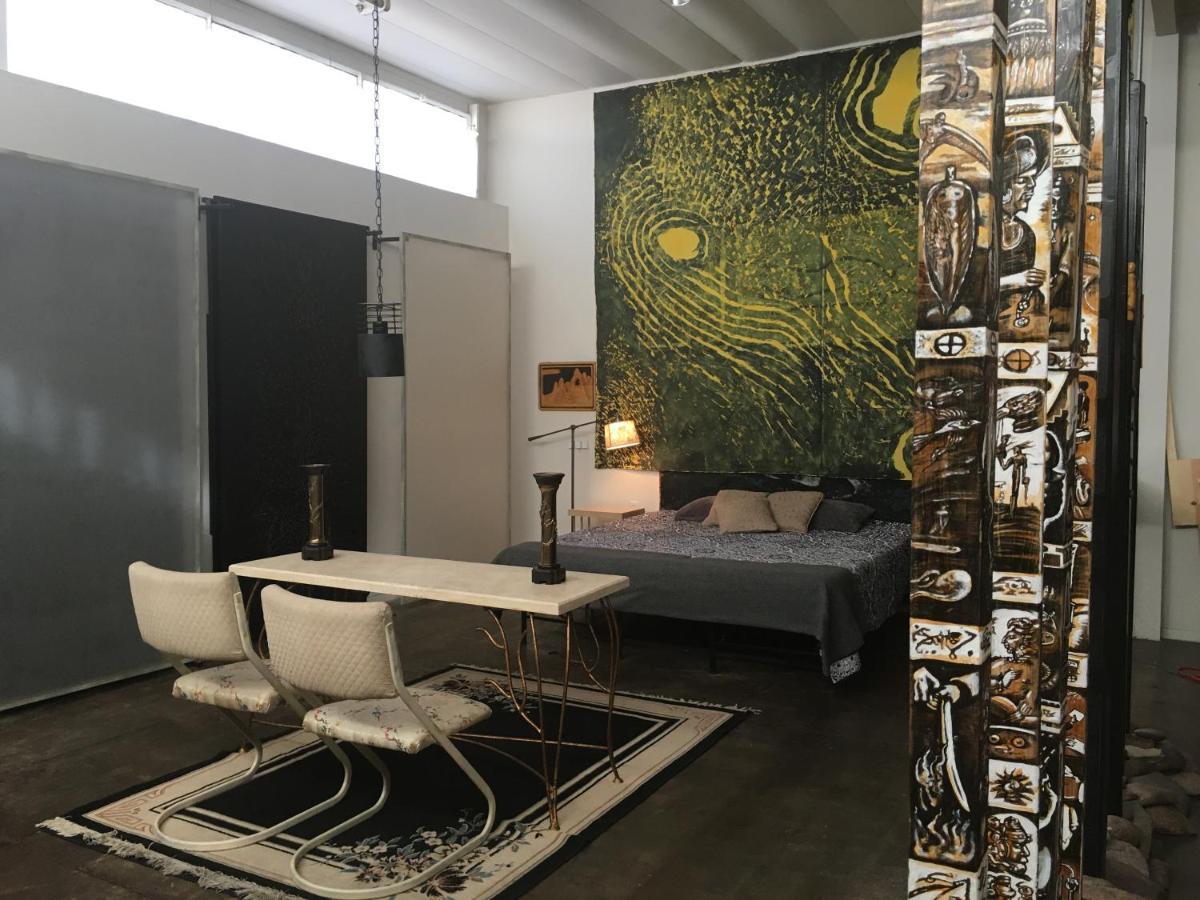 Space Castle: A 1950S Gas Station Transformed Into An Art Themed Wonderland 트루스오어콘시퀀시스 외부 사진