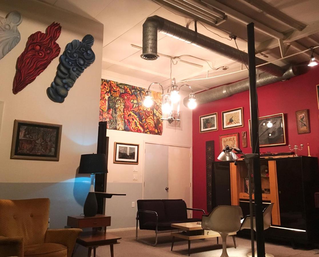 Space Castle: A 1950S Gas Station Transformed Into An Art Themed Wonderland 트루스오어콘시퀀시스 외부 사진