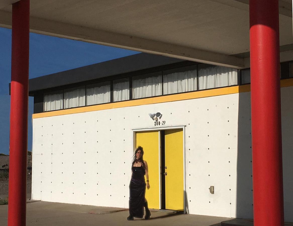 Space Castle: A 1950S Gas Station Transformed Into An Art Themed Wonderland 트루스오어콘시퀀시스 외부 사진