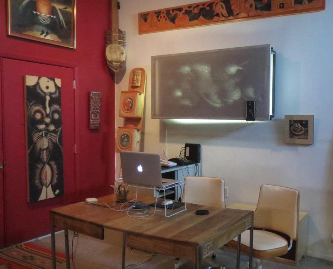 Space Castle: A 1950S Gas Station Transformed Into An Art Themed Wonderland 트루스오어콘시퀀시스 외부 사진