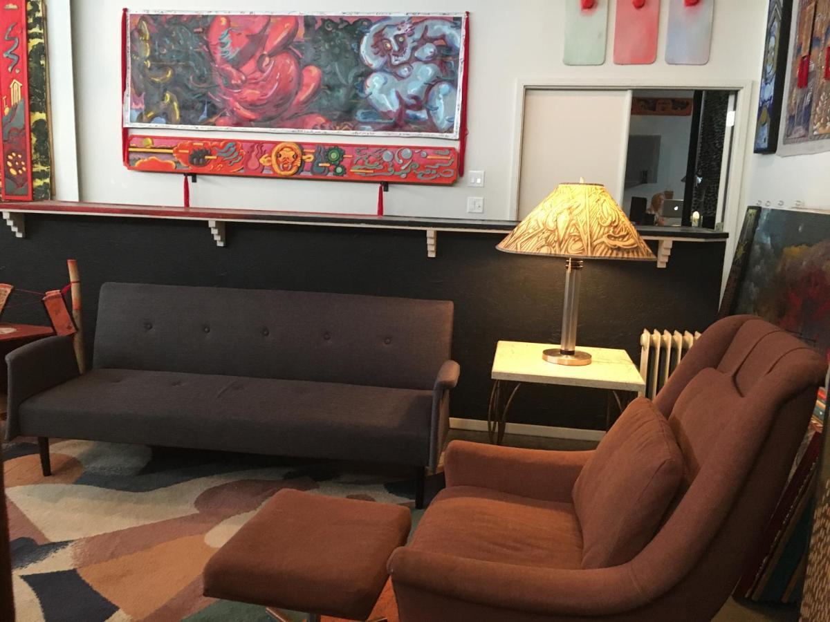 Space Castle: A 1950S Gas Station Transformed Into An Art Themed Wonderland 트루스오어콘시퀀시스 외부 사진