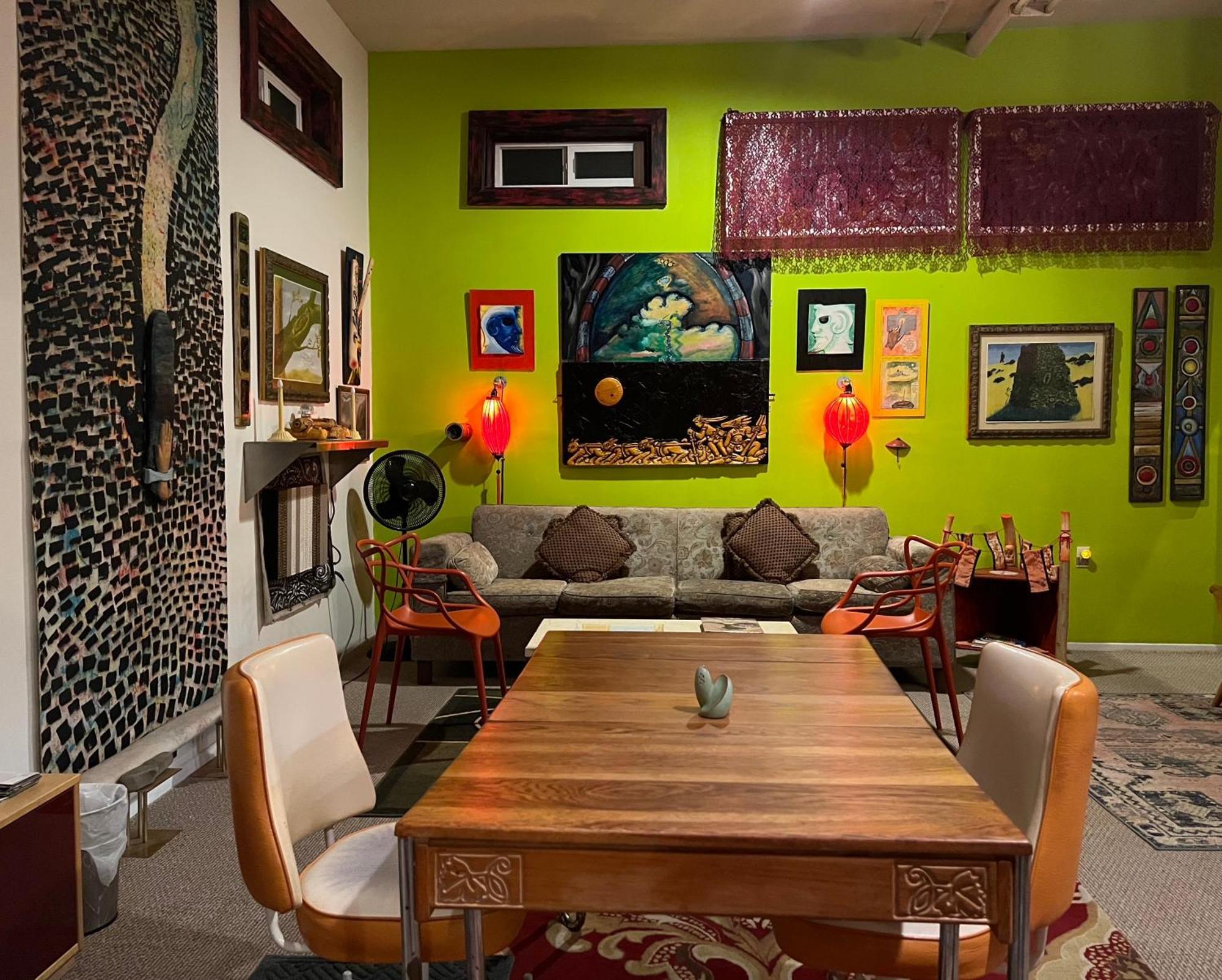 Space Castle: A 1950S Gas Station Transformed Into An Art Themed Wonderland 트루스오어콘시퀀시스 외부 사진