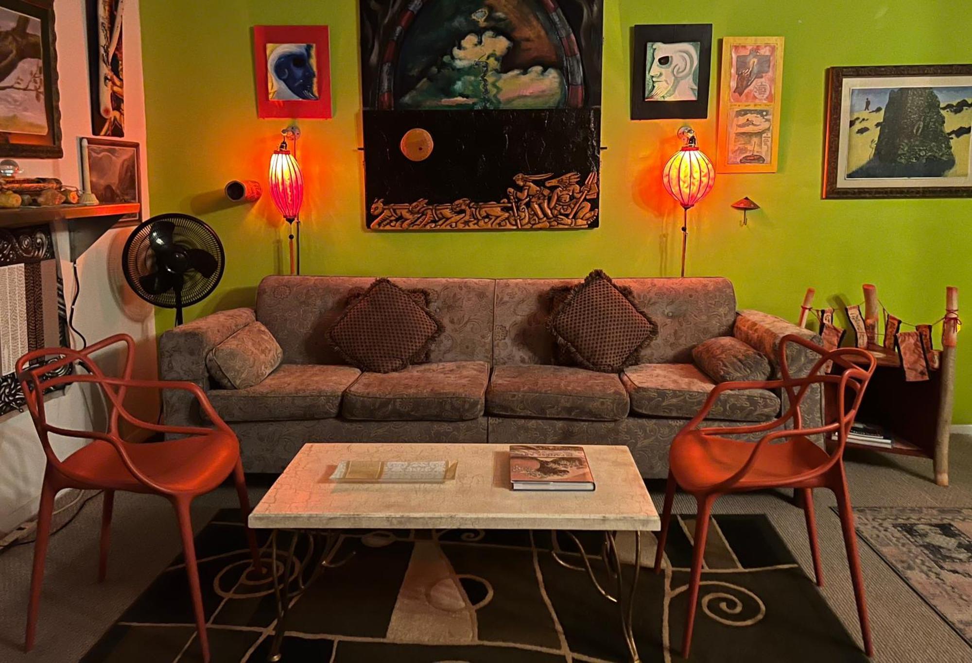 Space Castle: A 1950S Gas Station Transformed Into An Art Themed Wonderland 트루스오어콘시퀀시스 외부 사진
