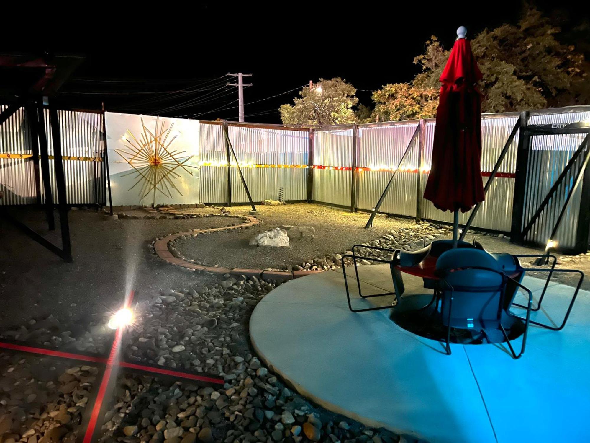 Space Castle: A 1950S Gas Station Transformed Into An Art Themed Wonderland 트루스오어콘시퀀시스 외부 사진