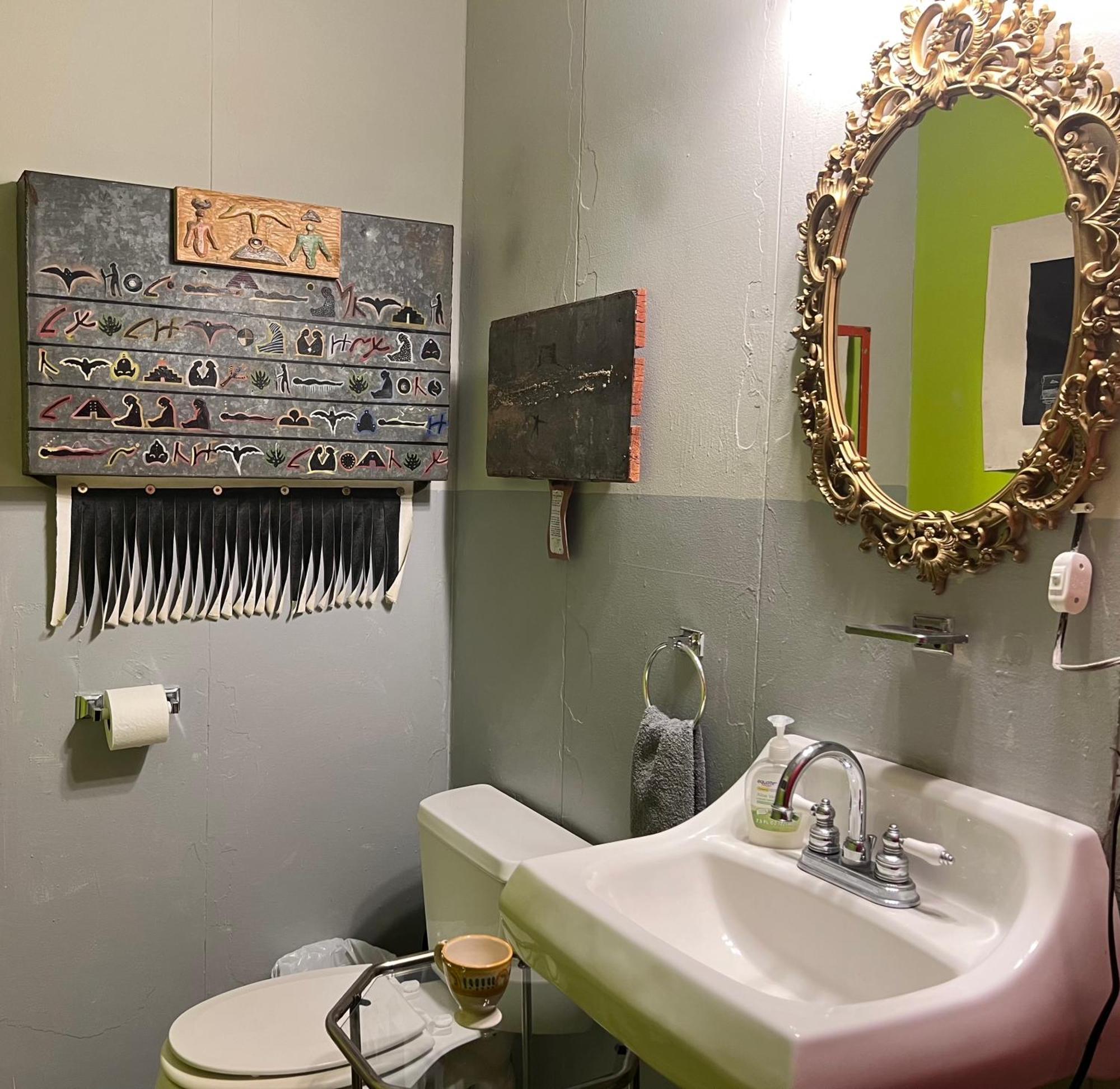 Space Castle: A 1950S Gas Station Transformed Into An Art Themed Wonderland 트루스오어콘시퀀시스 외부 사진