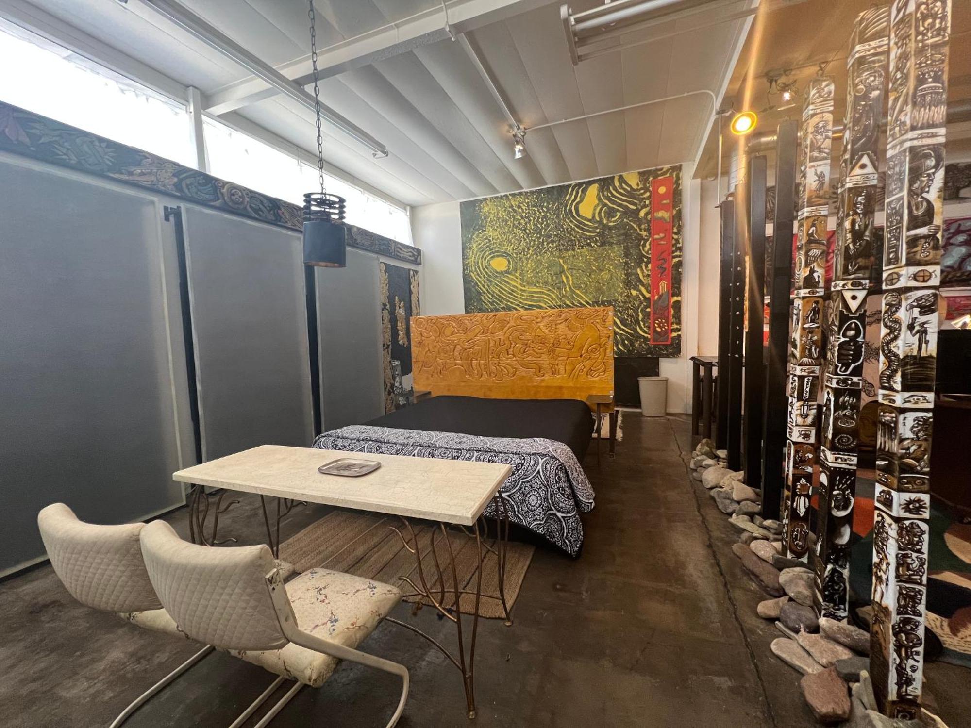 Space Castle: A 1950S Gas Station Transformed Into An Art Themed Wonderland 트루스오어콘시퀀시스 외부 사진