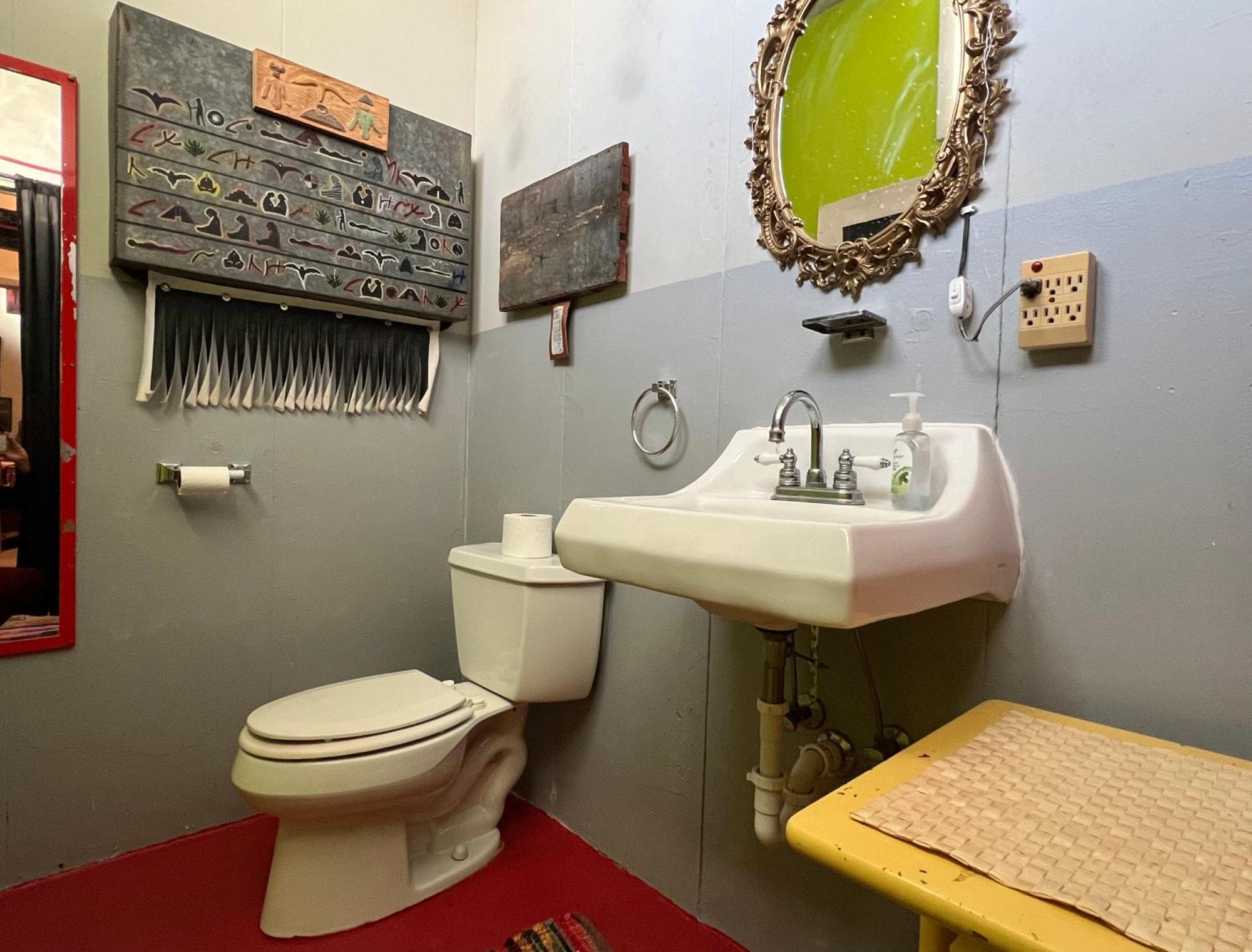 Space Castle: A 1950S Gas Station Transformed Into An Art Themed Wonderland 트루스오어콘시퀀시스 외부 사진