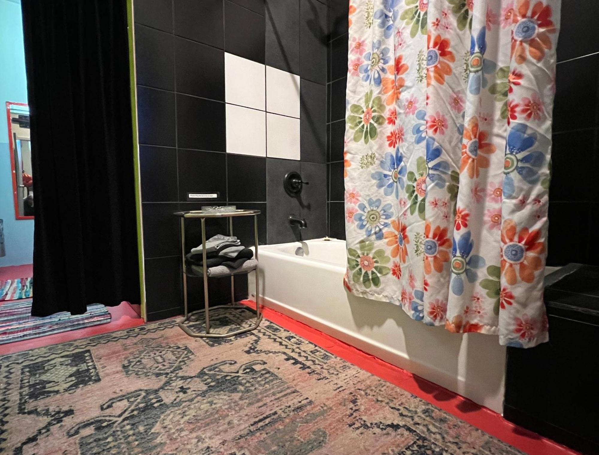 Space Castle: A 1950S Gas Station Transformed Into An Art Themed Wonderland 트루스오어콘시퀀시스 외부 사진